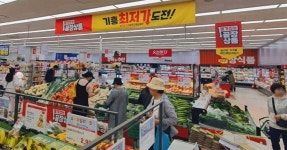 고물가 시대, ‘무조건 싸게’가 먹힌다…동네상권 잡기 나선 슈퍼·편의점 | 서울신문 고물가 시대, ‘무조건 싸게’가 먹힌다…동네상권 잡기... 