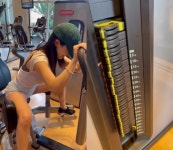 “빵댕이로 100㎏ 드는 여자”…남다른 근육 뽐낸 여배우 | 서울신문 “빵댕이로 100㎏ 드는 여자”…남다른 근육 뽐낸 여배우