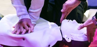 심정지로 쓰러진 중학생 살린 초임교사…“살아 온 게 기적” | 서울신문 심정지로 쓰러진 중학생 살린 초임교사…“살아 온 게 기적”