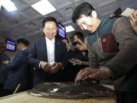 100일 맞은 김기현 “사이다 아닌 와인 정치”…노량진 찾아 수산... 맞은 김기현 “사이다 아닌 와인 정치”…노량진 찾아 수산 상인들 응원도