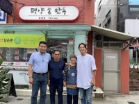 박환희 서울시의회 운영위원장, 영화배우 신현준과 함께 ‘서민왕’ 촬영 | 서울신문 박환희 서울시의회 운영위원장, 영화배우 신현준과 함께... 