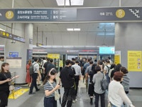 인파 쏟아지는 ‘5중 환승’ 김포공항역 출근길…“사고날까 두려워” | 서울신문 인파 쏟아지는 ‘5중 환승’ 김포공항역 출근길…“사고날까... 