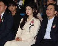 [포토] KB굿잡, 부산 잡(JOB) 페스티벌 개막식 참석한 김연아 | 서울신문 [포토] KB굿잡, 부산 잡(JOB) 페스티벌 개막식 참석한 김연아