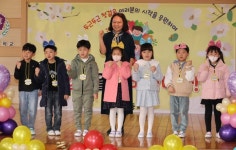“친구가 없어요” 나 홀로 입학식…선생님과 일대일 수업[포착] | 서울신문 “친구가 없어요” 나 홀로 입학식…선생님과 일대일 수업[포착]