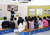 성남시의회, 화랑초등학교 학생 성남시의회 홍보관 단체견학 | 서울신문 성남시의회, 화랑초등학교 학생 성남시의회 홍보관 단체견학