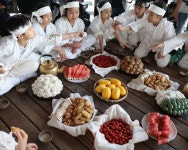 모내기 뒤엔 새참… 꿀맛 즐기는 꼬마 농부 | 서울신문 모내기 뒤엔 새참… 꿀맛 즐기는 꼬마 농부