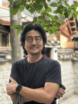 좁디좁은 골목길 틈새로 손 내밀어 멀리서 온 손님 반기듯… 넉넉히 팔 벌린 작은 숲처럼 세상을 배려하는 큰~ 쉼표[건축 오디세이] | 서울신문... 