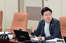 김경훈 서울시의원, ‘새가 유리창으로 꽝!’ 방지한다…‘야생조류 충돌 방지 조례안’ 통과 | 서울신문 김경훈 서울시의원, ‘새가 유리창으로... 