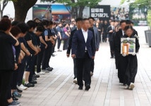 눈물 속 마지막 배웅…시청역 사고 희생자들 발인식 | 서울신문 눈물 속 마지막 배웅…시청역 사고 희생자들 발인식