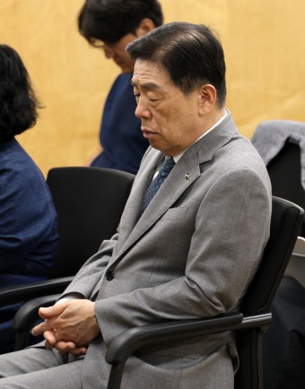 행사장에서 졸고 있는 논란의 김형석 독립기념관장 [포토多이슈] | 서울신문 행사장에서 졸고 있는 논란의 김형석 독립기념관장 [포토多이슈]