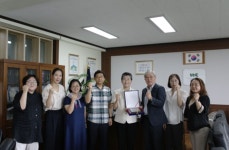 유정희 서울시의원, 남강고 학교시설개선 공로 감사패 받아 | 서울신문 유정희 서울시의원, 남강고 학교시설개선 공로 감사패 받아
