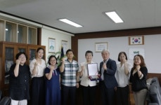 유정희 서울시의원, 남강고 학교시설개선 공로 감사패 받아 | 서울신문 유정희 서울시의원, 남강고 학교시설개선 공로 감사패 받아