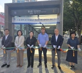 박성연 서울시의원, 광나루역 2번 출입구 캐노피 설치 개통식 참석 | 서울신문 박성연 서울시의원, 광나루역 2번 출입구 캐노피  설치 개통식 참석