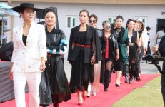 시니어모델의 당당한 워킹 | 서울신문 시니어모델의 당당한 워킹