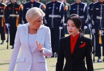 [속보] 대통령실 “김여사, 尹대통령 다음 순방에 동행하지 않기로” | 서울신문 [속보] 대통령실 “김여사, 尹대통령 다음 순방에 동행하지 않기로”