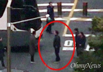도피설 나오자…한남동 관저 내 ‘尹대통령 추정’ 남성 포착 | 서울신문 도피설 나오자…한남동 관저 내 ‘尹대통령 추정’ 남성 포착