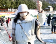 [포토] ‘산천어 낚시 삼매경’ | 서울신문 [포토] ‘산천어 낚시 삼매경’
