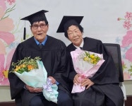 ‘가슴 뭉클’ 90세 만학도 송삼수·박정애 노부부···중학교 졸업식 | 서울신문 ‘가슴 뭉클’ 90세 만학도 송삼수·박정애 노부부···중학교... 