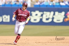 여동욱, ‘강백호 이후 7년만’ 데뷔 첫 타석 홈런…신인왕 레이스 불... 서울신문 여동욱, ‘강백호 이후 7년만’ 데뷔 첫 타석 홈런…신인왕... 