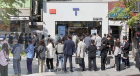 대리점 북새통, 예약 폭주… SKT ‘유심 대란’ | 서울신문 대리점 북새통, 예약 폭주… SKT ‘유심 대란’