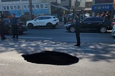 강동구서 또 뻥 뚫린 도로…길동사거리서 폭 2m 싱크홀 발생 | 서울신문 강동구서 또 뻥 뚫린 도로…길동사거리서 폭 2m 싱크홀 발생