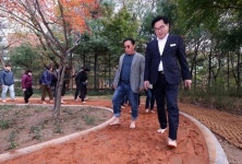 더 쾌적한 동작 맨발 황톳길, 동장님들이 책임집니다 | 서울신문 더 쾌적한 동작 맨발 황톳길, 동장님들이 책임집니다