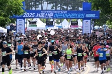 3代 함께, 정장 입고, 유모차 끌고… ‘두 발의 축제’ 1만명 달리다 | 서울신문 3代 함께, 정장 입고, 유모차 끌고… ‘두 발의 축제’ 1만명... 