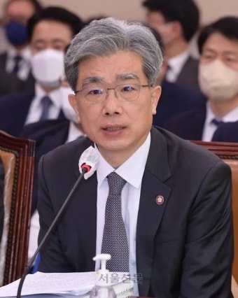 헌재소장 김상환·재판관 오영준 지명… 李 “헌재 회복 첫걸음” | 서울신문 헌재소장 김상환·재판관 오영준 지명… 李 “헌재 회복 첫걸음”