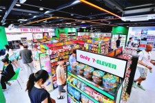 “매출 15배 올랐다”…편의점, ‘이것’ 바꾸니 손님 몰리네 [편플:편의점FLEX] | 서울신문 “매출 15배 올랐다”…편의점, ‘이것’... 