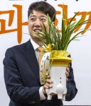 [포토] ‘이 대통령 축하난 받은’ 이준석 대표 | 서울신문 [포토] ‘이 대통령 축하난 받은’ 이준석 대표