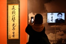 안중근 의사 유묵 보는 관람객 | 서울신문 안중근 의사 유묵 보는 관람객