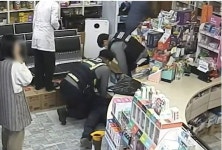 약국서 심정지 쓰러진 80대…인근 경찰관이 ‘심폐소생’ 구조 | 서울신문 약국서 심정지 쓰러진 80대…인근 경찰관이 ‘심폐소생’ 구조