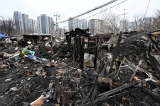 폐허로 변한 강남 구룡마을 화재 현장 | 서울신문 폐허로 변한 강남 구룡마을 화재 현장
