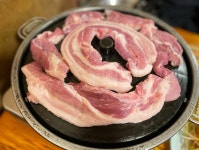 더쿠 - 노릇하게 익은 고소한 풍미 솥뚜껑 삼겹살 맛집