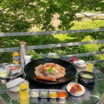 더쿠 - 노릇하게 익은 고소한 풍미 솥뚜껑 삼겹살 맛집