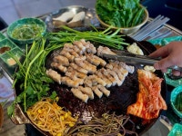 더쿠 - 노릇하게 익은 고소한 풍미 솥뚜껑 삼겹살 맛집