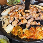 더쿠 - 노릇하게 익은 고소한 풍미 솥뚜껑 삼겹살 맛집