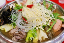 놀부 부대찌개 & 철판구이 (가로수길점)|서울 / 강남 / 신사-가로수길, 한식맛집 | 식신 맛집추천