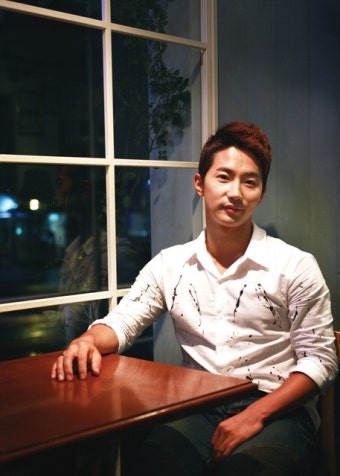 뮤지컬 ‘시카고’ 1인6역의 배심원 배역 전호준, 화려한 연기변신에 갈채