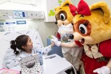 가정의 달, 로티‧로리 서울대어린이병원 찾았어요 | 스포츠 월드 가정의 달, 로티‧로리 서울대어린이병원 찾았어요