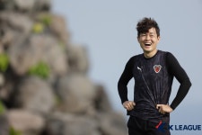 “김기동 감독님 넘겠다” 20번째 시즌에도 끝은 없다…포항 신광훈, 501경기 넘어 또 한 번의 도전 | 스포츠 월드 “김기동 감독님 넘겠다”... 