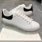 압구정 더팩토리 22FW 알렉산더맥퀸 블랙탭 에어 버블 투명 오버솔 스니커즈 / 화이트 (604232 WHX98 9061) - 리본즈(REEBONZ)