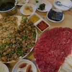 전체 게시판 - 강릉 엄지네 살면서 꼭 먹어봐... 여기 꼬막비빔밥으로 유명한데 육사시미가 찐이야 그 마늘기름장인가 최고