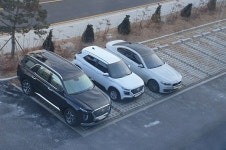 회사에 펠리1 베뉴1 있는데 매번 나란히 주차했으면 좋겠다 - 자동차/대중교통 카테고리