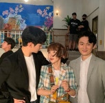 어 승재사진보니까 뒤에 나비그리기전이네?? - 드영배 카테고리