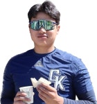 전체 게시판 - 석환이 아까 질롱 유튭에서 더워더워~~ 하는데 진짜 동성고 아조씨 같더라 ㅋㅌㅋㅋㅋ