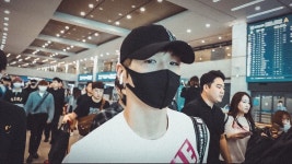 강다니엘 앞에서 카메라 들었는데 이렇게 눈 마주치면 - 케이돌토크 카테고리