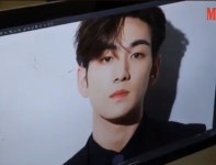 더쿠 - 맨즈헬스 영상 보니까 동호 반깐 + 블랙셔츠 입고 찍은 컷도 있던데