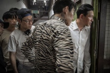 황정민 이정재 액션영화 다만 악에서 구하소서 스틸컷.jpg - 스퀘어 카테고리