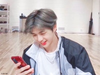 댓글 보면서 웃는 마카롱 - 강다니엘 카테고리